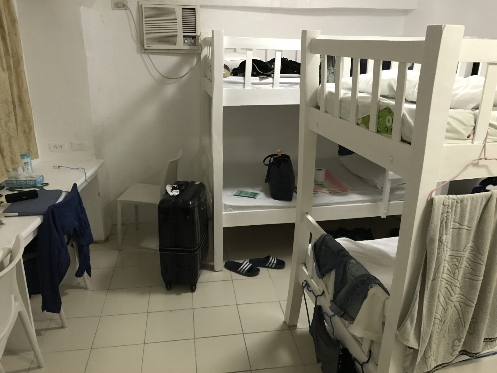 校内寮の二段ベッドの部屋