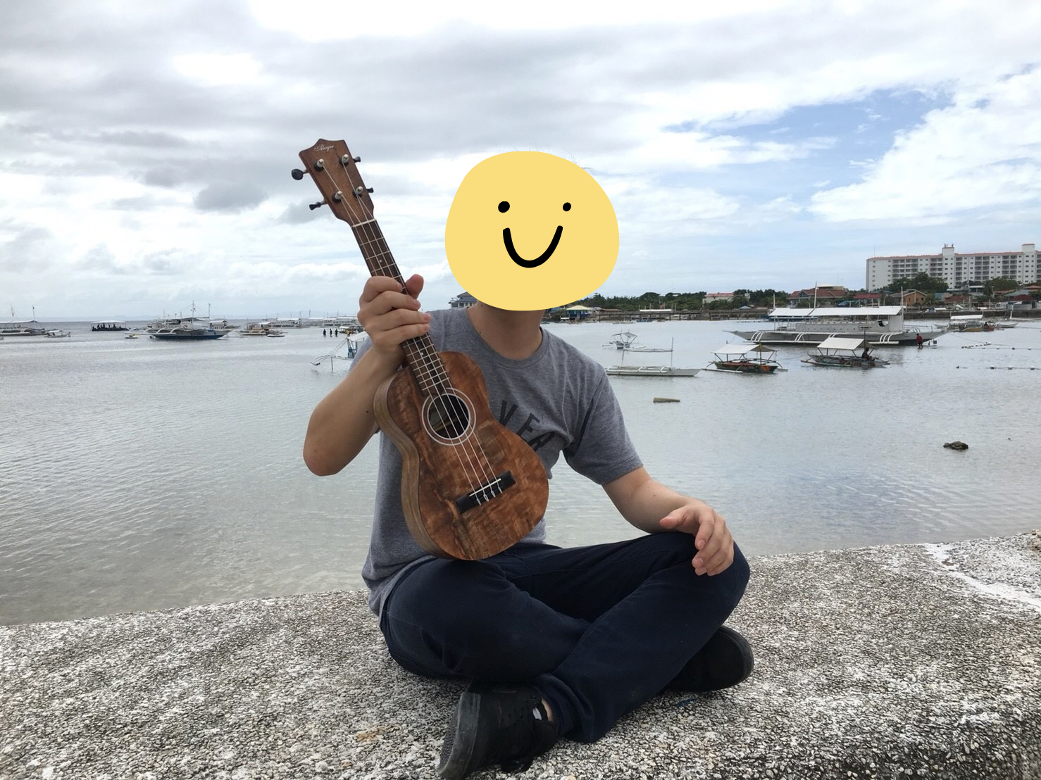 セブ島で購入したウクレレを海辺で弾いているところ